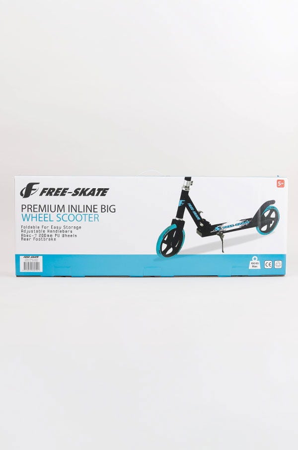 Alt-text: Förpackning av en premium inline sparkcykel med stora hjul, justerbara styren och bakbroms, designad för enkel förvaring.