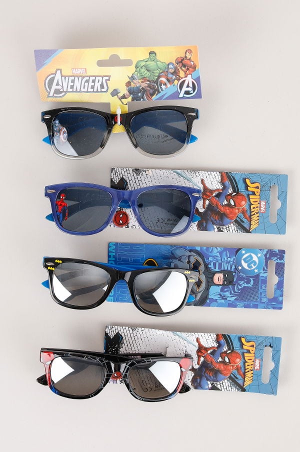 Barnsolglasögon med Marvel och DC superhjältar, inklusive Avengers och Spiderman, i olika färger och designer. Perfekta för skydd mot solen och som en stilfull accessoar för barn.