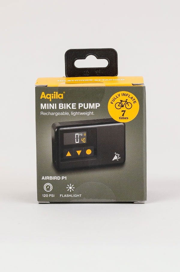 Mini cykelpump från Aqilla, återuppladdningsbar och lättviktig, med digital tryckmätare och inbyggd ficklampa. Kan pumpa upp däck till 120 PSI och räcker för att helt pumpa upp sju däck.