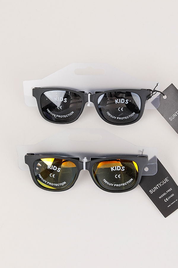 Barnsolglasögon med 100% UV-skydd, två olika stilar i svart, förpackade med etiketter från Suntique.