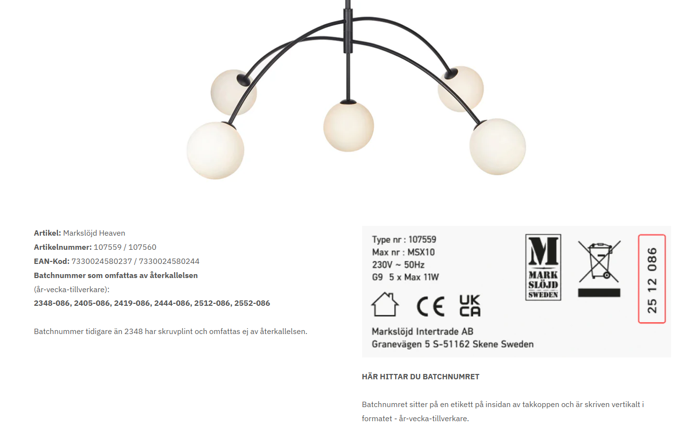 Taklampa från Markslöjd, modell Heaven, med fem vita glaskupor på svarta armar. Artikelnummer 107559, EAN-kod 7330024580237. Information om batchnummer för återkallelse.