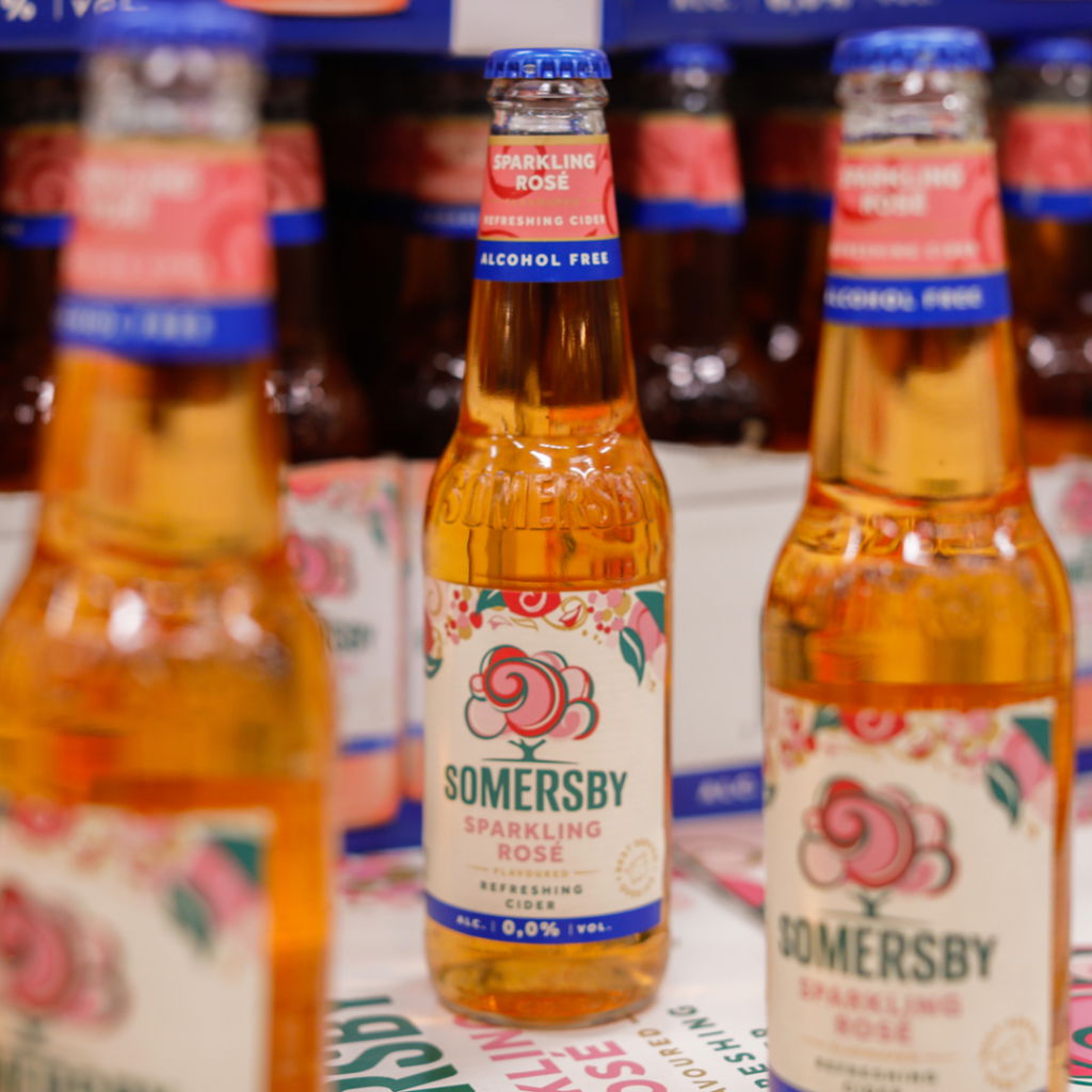 Flaskor med Somersby Sparkling Rosé, en alkoholfri och smakrik cider, i en butiksmiljö.