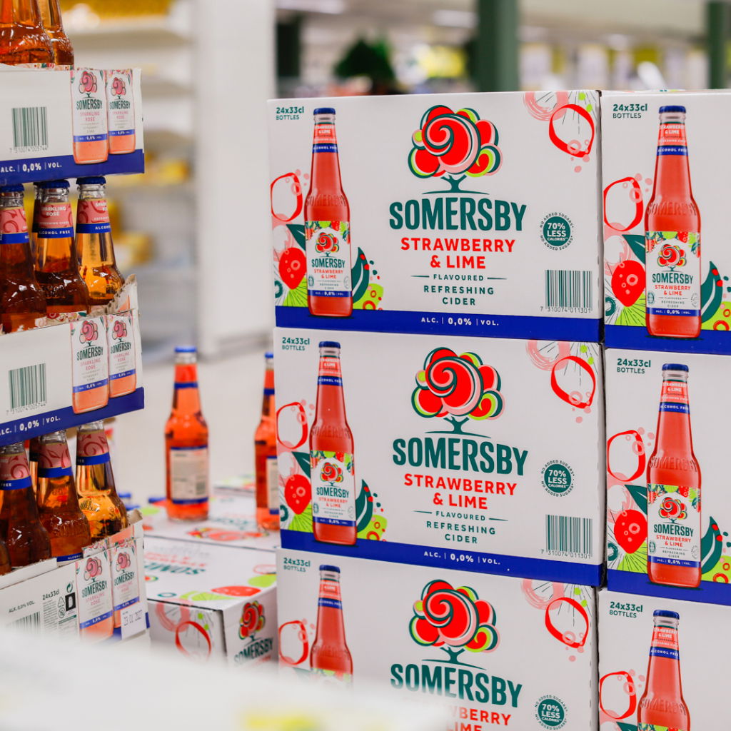 Somersby cider med smak av jordgubb och lime i butik, förpackad i lådor med 24 flaskor à 33 cl. Drycken har låg alkoholhalt på 0,0% och är en uppfriskande alkoholfri alternativ.