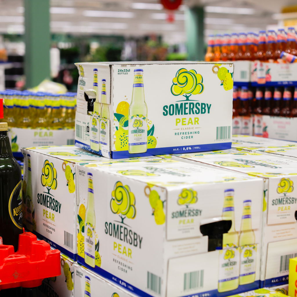Förpackningar med Somersby Pear cider i en livsmedelsbutik, med fokus på den klassiska och uppfriskande smaken.