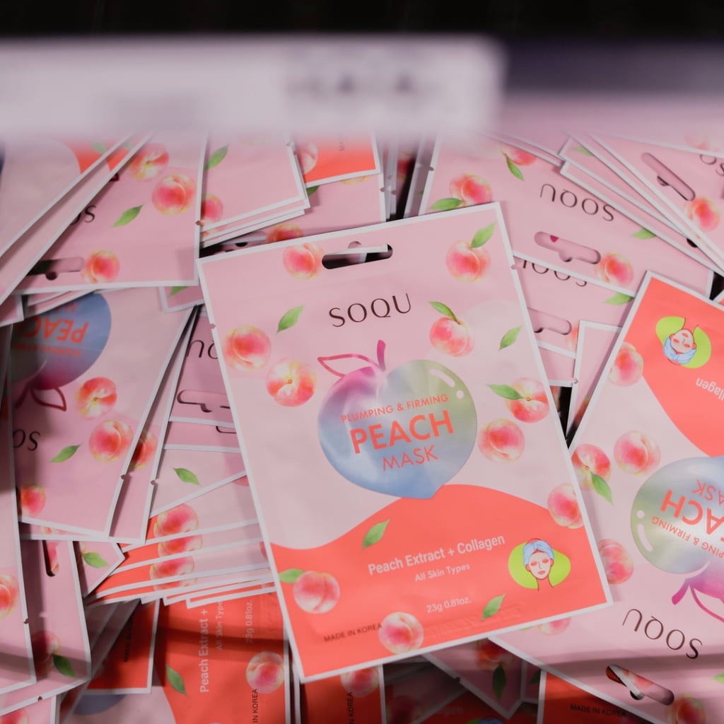 Paketering av SOQU Peach Mask med extrakt av persika och kollagen, designad för att ge plumpande och uppstramande effekt. Masken passar alla hudtyper och innehåller 23g produkt.