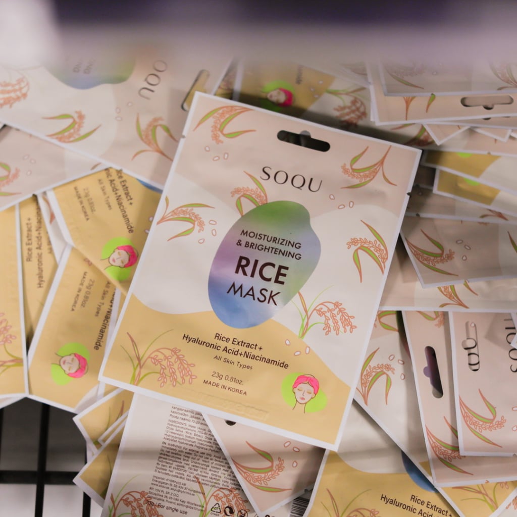 Förpackningar av SOQU:s fuktgivande och ljusnande rismask med risextrakt, hyaluronsyra och niacinamid, lämplig för alla hudtyper. Produkten är tillverkad i Korea och syns bland flera andra masker.