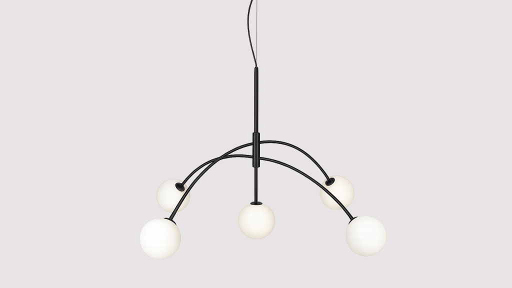 Modern taklampa med fem vita glasbollar och svarta metalldetaljer, perfekt för att skapa en stilren och elegant atmosfär i hemmet.