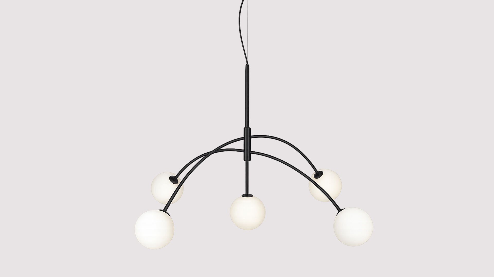 Modern taklampa med fem vita glasbollar och svarta metalldetaljer, perfekt för att skapa en stilren och elegant atmosfär i hemmet.