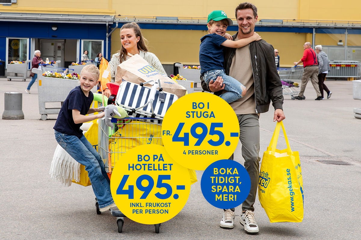 Familj som handlar utanför en butik med en full kundvagn. Det finns erbjudanden för boende i stuga och hotell för 495 kr per person inklusive frukost. Texten uppmanar till att boka tidigt för att spara mer.