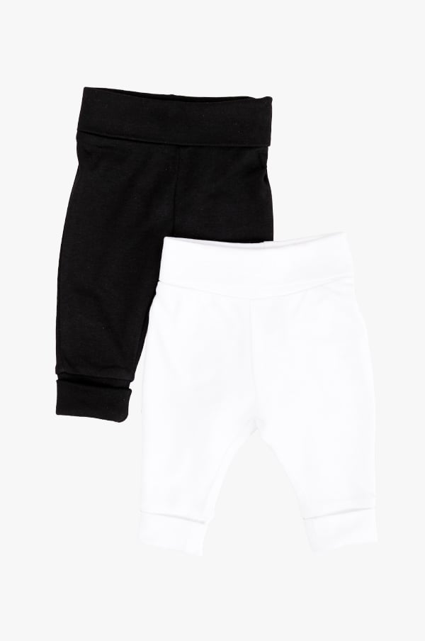 Två par babybyxor i svart och vitt, tillverkade av mjukt material med elastisk midja för komfort. Perfekta för vardagsbruk och stiliga outfitkombinationer.