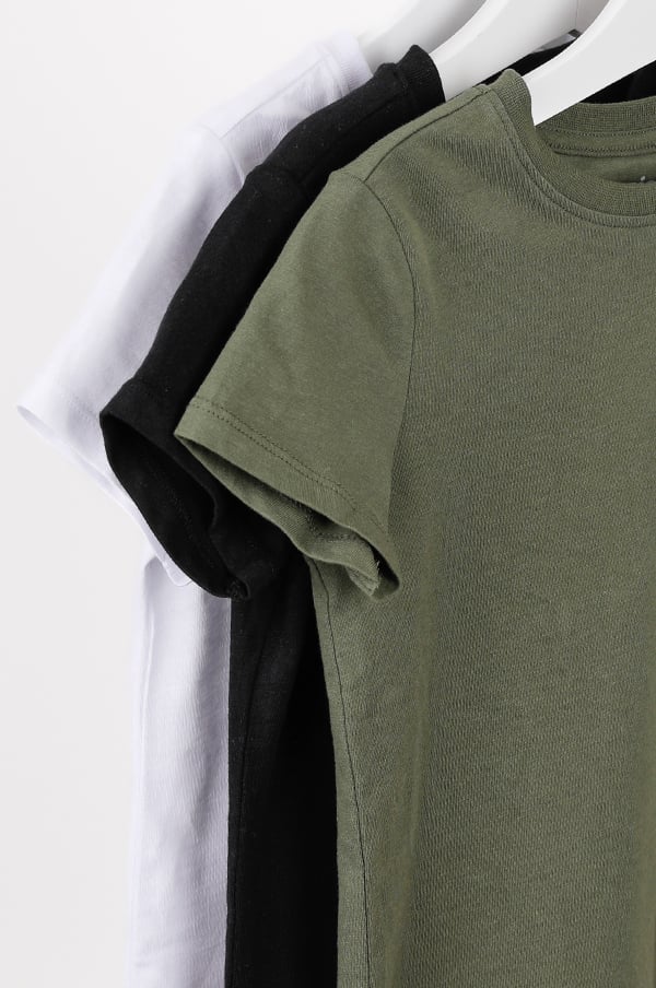 Tre t-shirts hängande på en klädhängare, i färgerna olivgrön, svart och vit. T-shirtsen har korta ärmar och en klassisk passform, perfekta för avslappnad stil.