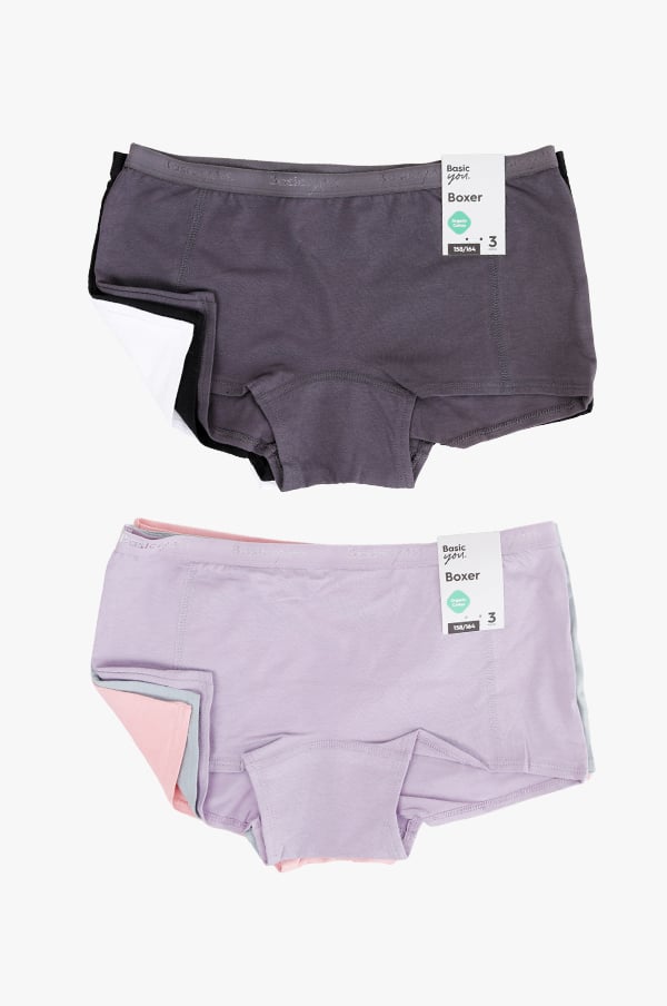 Fyra par boxershorts i olika färger, inklusive mörkgrå och ljuslila, med etiketter som visar storlek och märke. Perfekta för komfort och stil.