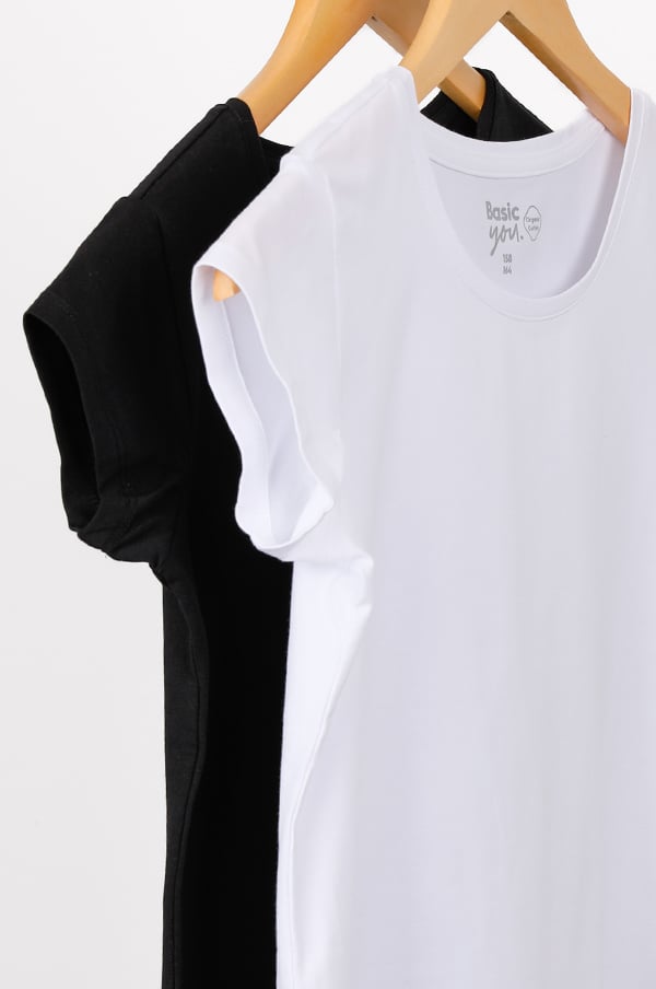 Två t-shirts i svart och vitt hängande på galgar, med fokus på enkel och tidlös design. Perfekta för en avslappnad stil.