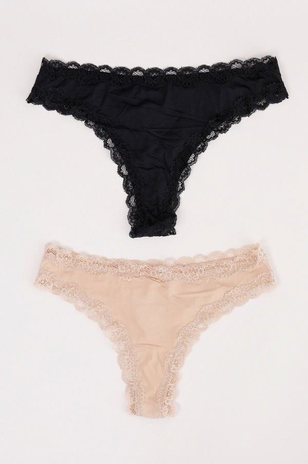 Svart och beige spetsstringtrosor med detaljerad kant, perfekt för både komfort och stil. Idealisk underkläder för varje tillfälle.