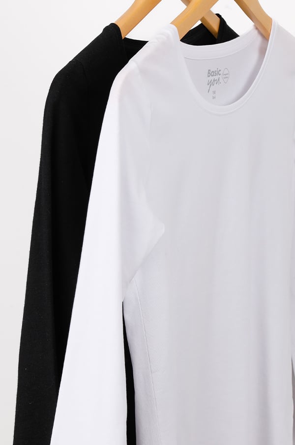 Två långärmade t-shirts i svart och vitt hängande på en klädhängare, märkta med "Basic you".