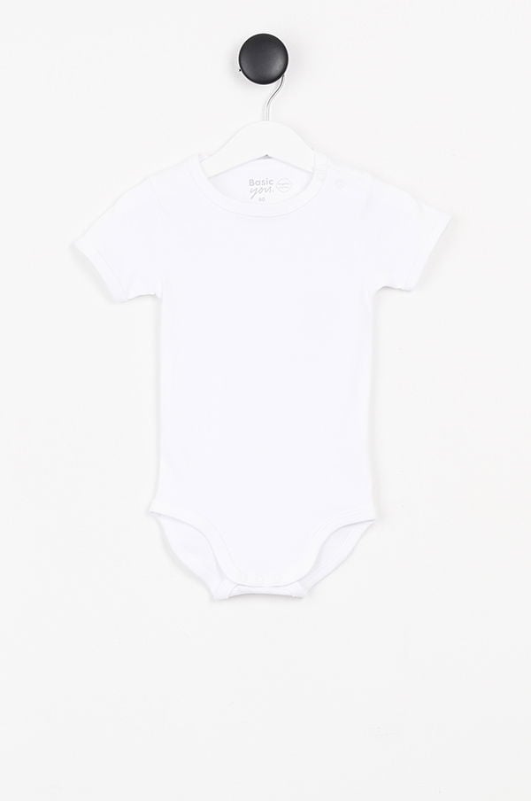 Vit bodysuit för barn med kort ärm, hängande på en svart klädhängare. Perfekt för vardagsbruk och bekväm passform.