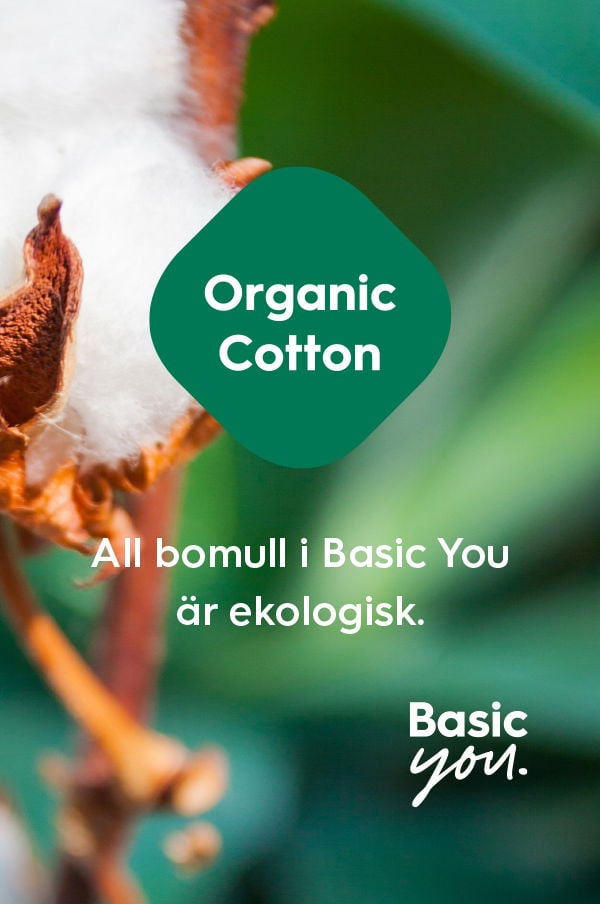 Närbild av ekologisk bomull med texten "Organic Cotton" och meddelandet "All bomull i Basic You är ekologisk." som framhäver hållbarhet och miljövänliga material i Basic You's produkter.