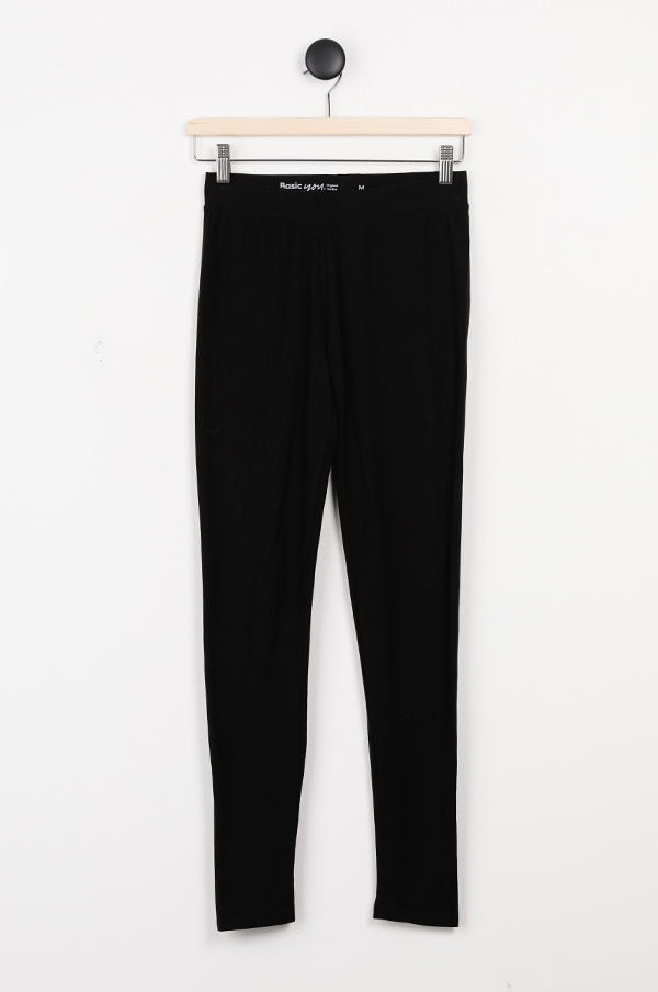 Svarta leggings hängande på en klädhängare, tillverkade av mjukt material, storlek M. Perfekta för både träning och vardagsbruk.