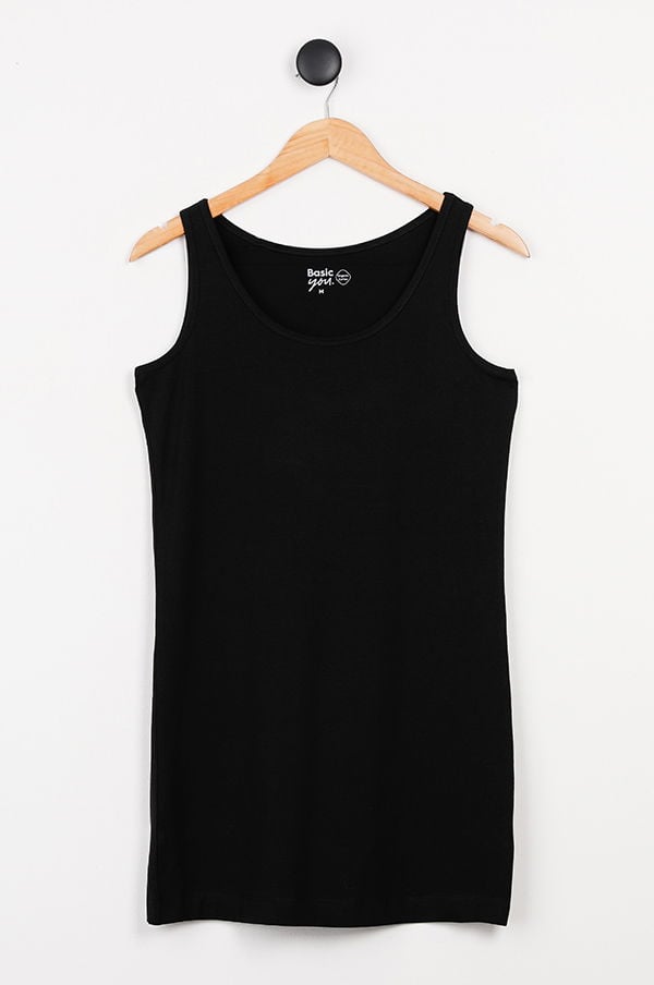 Svart tanktop i enkel design, hängande på en trägalge, perfekt för vardagsbruk och träning.