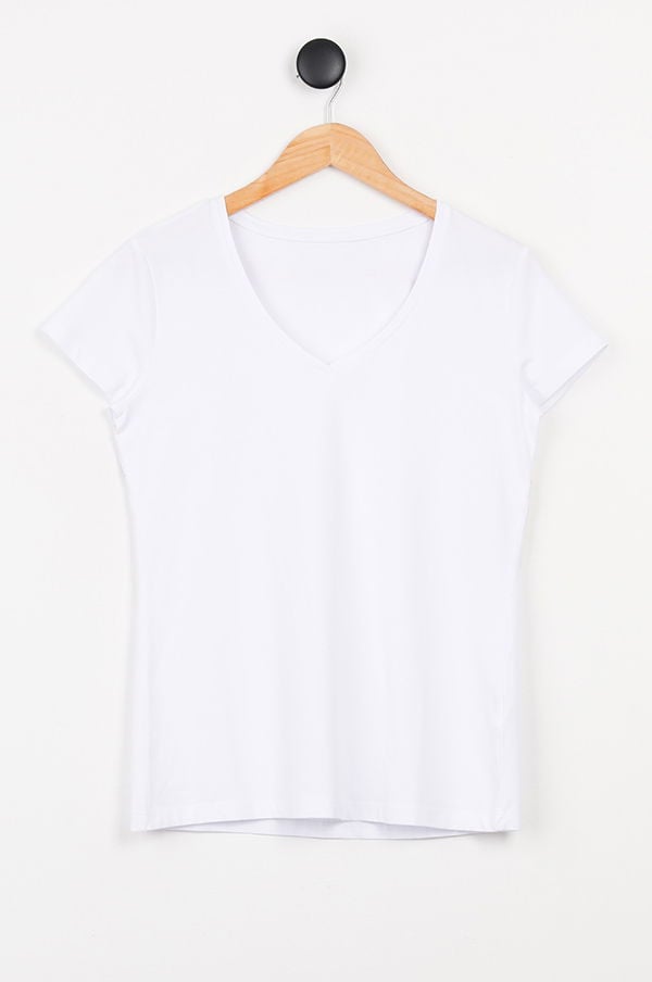Vit t-shirt med V-hals hängande på en klädhängare, perfekt för en avslappnad stil och mångsidig garderob.