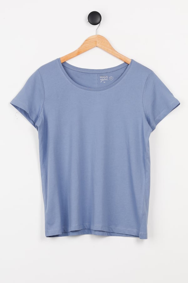 Blå t-shirt i mjukt material, hängande på en klädhängare, med rund halsringning och korta ärmar. Perfekt för avslappnade vardagslooks.