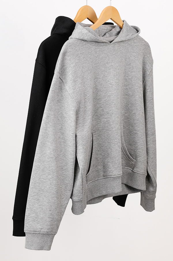 Två hängande hoodies, en grå och en svart, med fickor och luva, perfekt för casual stil och komfort.
