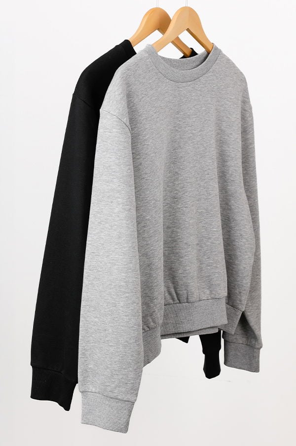Två sweatshirts i grå och svart hängande på klädhängare, perfekta för avslappnad stil och komfort.