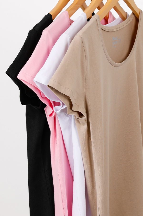 Flera t-shirts i olika färger hängande på en klädhängare, inklusive svart, rosa, vit och beige. T-shirts har korta ärmar och rundad halsringning, vilket ger en avslappnad stil. Perfekt för vardagsbruk och som basplagg i garderoben.