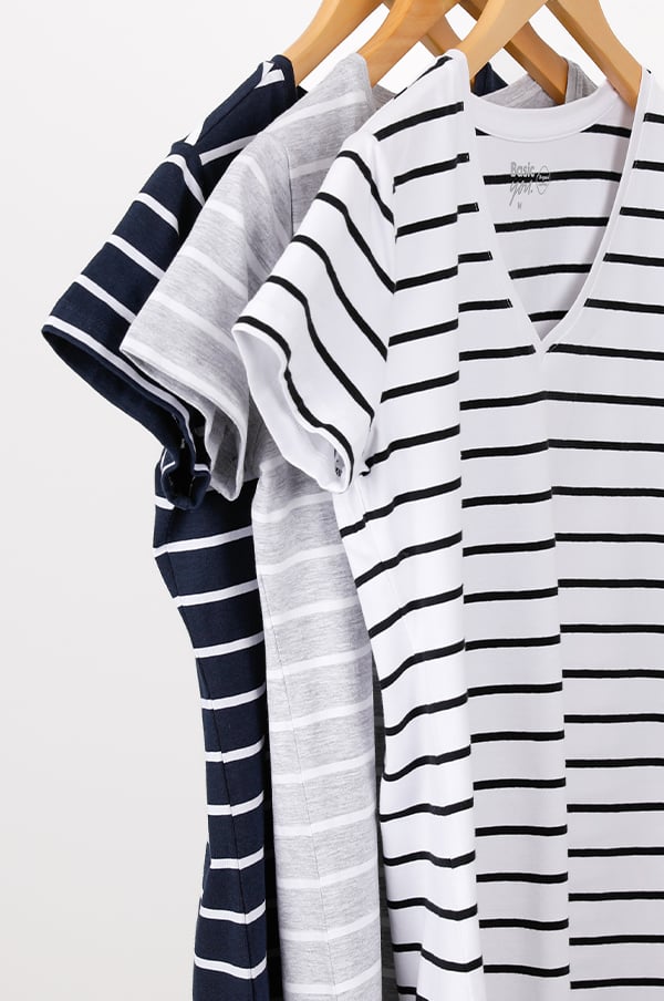 Tre randiga t-shirts hängande på galgar, i färgerna mörkblå, grå och vit. T-shirts har kort ärm och V-hals, perfekta för avslappnad stil.
