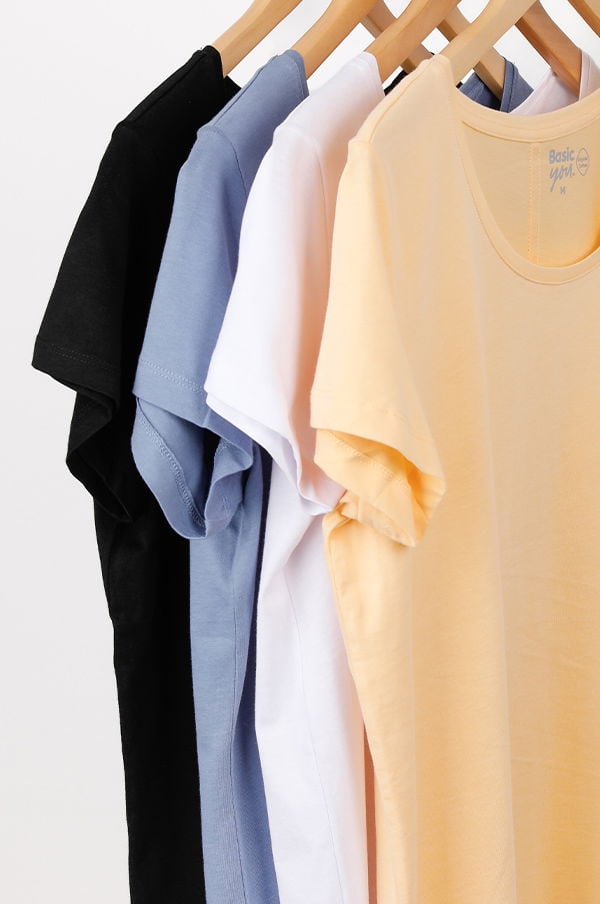 Flera t-shirts i olika färger som hänger på en klädhängare, inklusive svart, ljusblå, vit och gul. T-shirtsen har rund halsringning och är av en enkel, klassisk design. Perfekta för vardagsbruk eller som basplagg i garderoben.