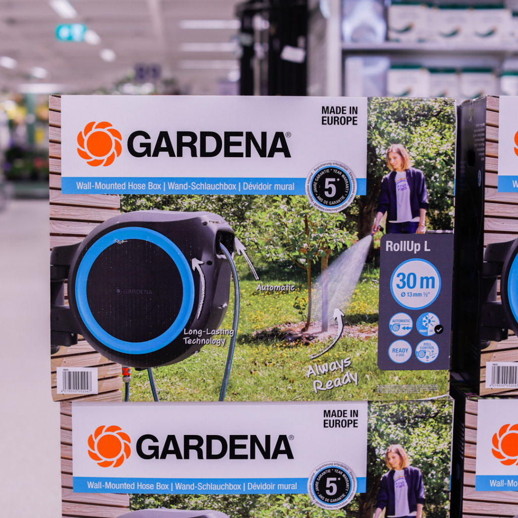 Förpackning av Gardena RollUp L väggmonterad slangbox med 30 meter slang, automatisk uppvridning och långvarig teknik, perfekt för trädgårdsanvändning.