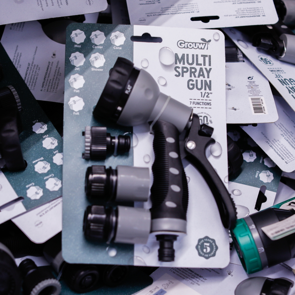 Multifunktionell sprutepistol för trädgårdsskötsel med sju olika inställningar, inklusive mist, center och kon. Produkten är förpackad med flera adaptrar för enkel användning. Idealisk för bevattning och rengöring.