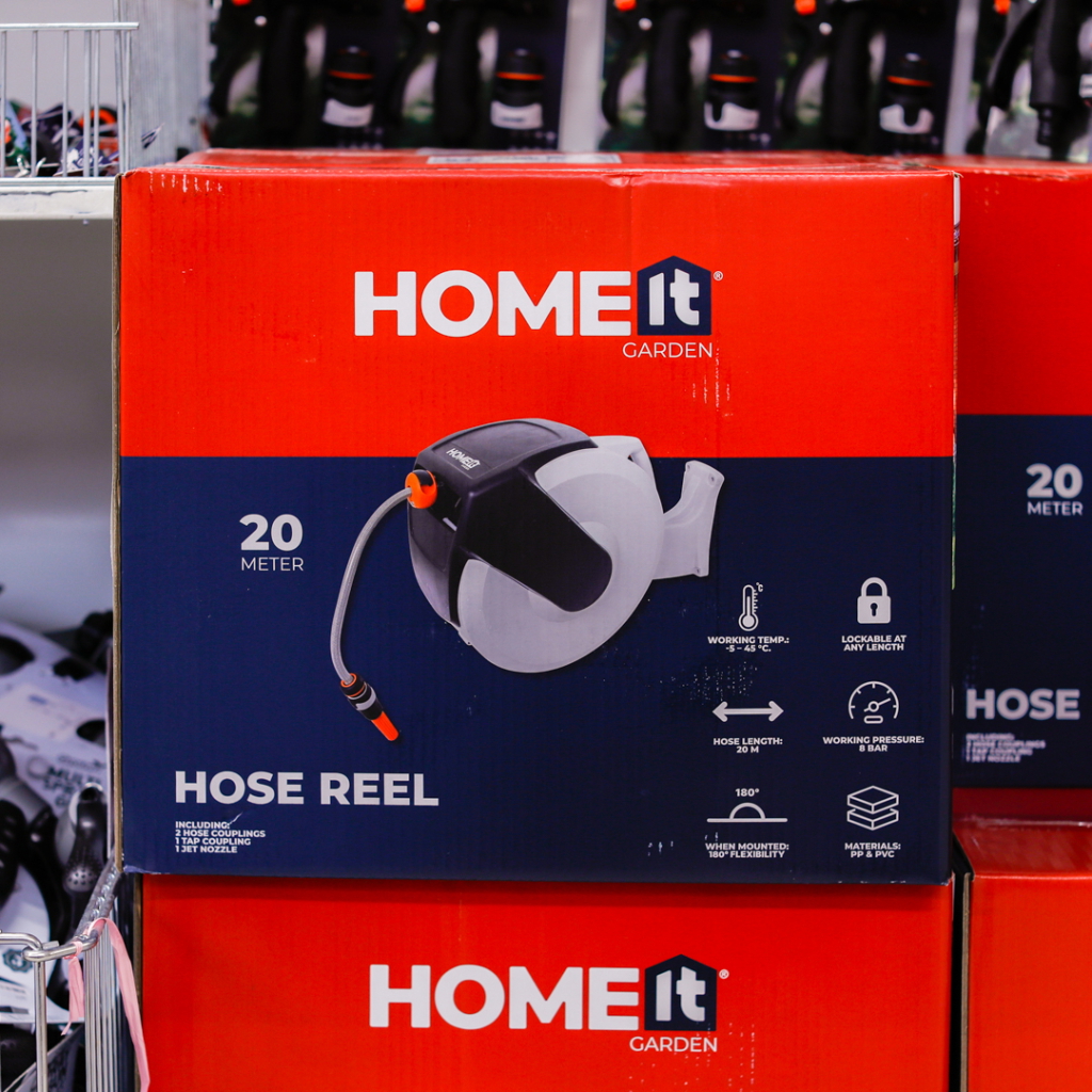Hose reel från HOMEIt Garden, 20 meter lång, med funktioner som låsbar sladd och 180° flexibilitet, idealisk för trädgårdsarbete.