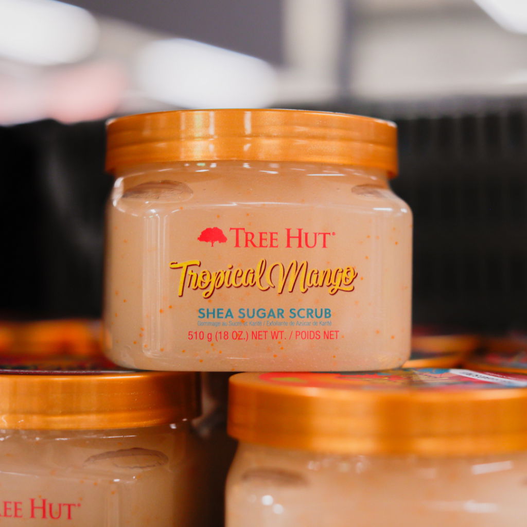 Burk med Tree Hut Tropical Mango sheasmörsskrubb, 510 g, som står bland andra produkter.
