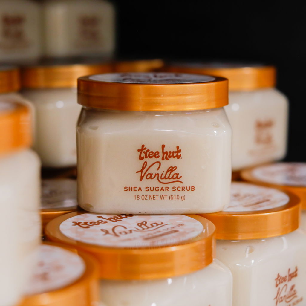 Burk med Tree Hut Vanilla Shea Sugar Scrub, 510 g, i en hylla. Produkten är en sockerpeeling som ger en mjuk och återfuktad hud.