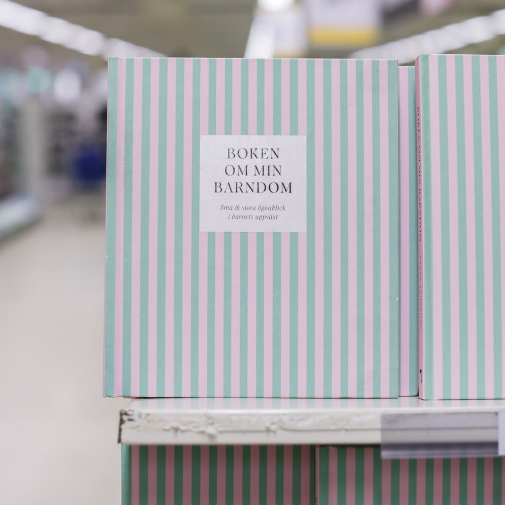 Bokomslag av "Boken om min barndom" med rosa och mintgröna ränder, som utforskar minnen och upplevelser från barndomen.