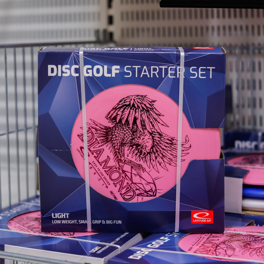 Disc golf startpaket med rosa frisbee från Latitude 64, designad för nybörjare. Lättviktig och lättgreppad för maximal rolig spelupplevelse.