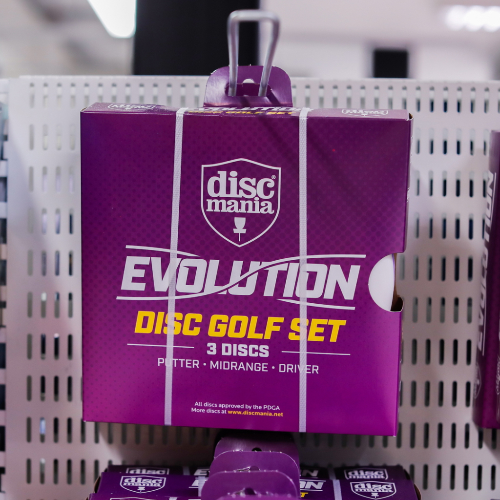 Discmania Evolution discgolfset med tre skivor: putter, midrange och driver, förpackad i lila box. Perfekt för både nybörjare och erfarna spelare.
