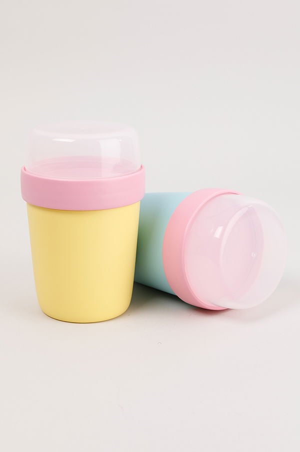 Färgglada plastkoppar med lock i pastellfärger, en gul och en blå, perfekt för både barn och vuxna.