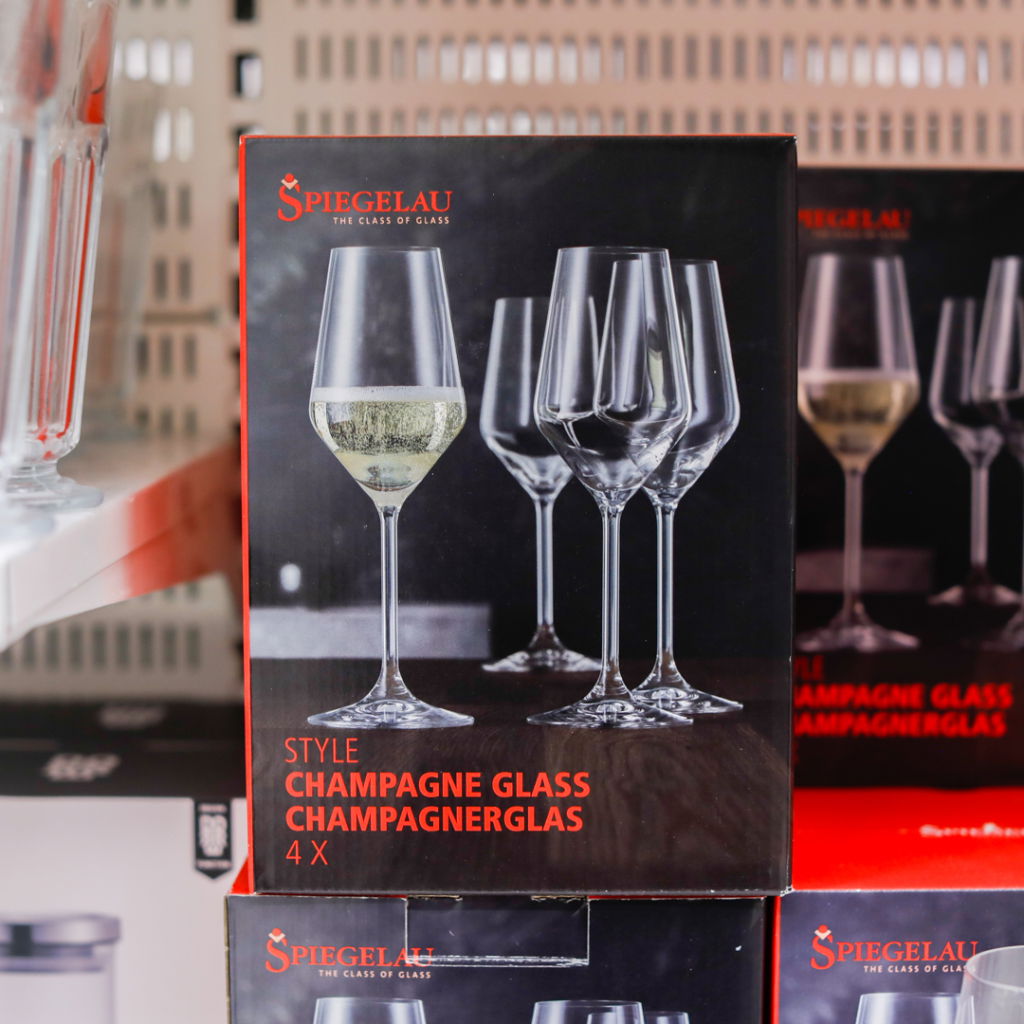 Förpackning med fyra eleganta champagneglas från Spiegelau, designade för att förbättra smakupplevelsen av mousserande vin.