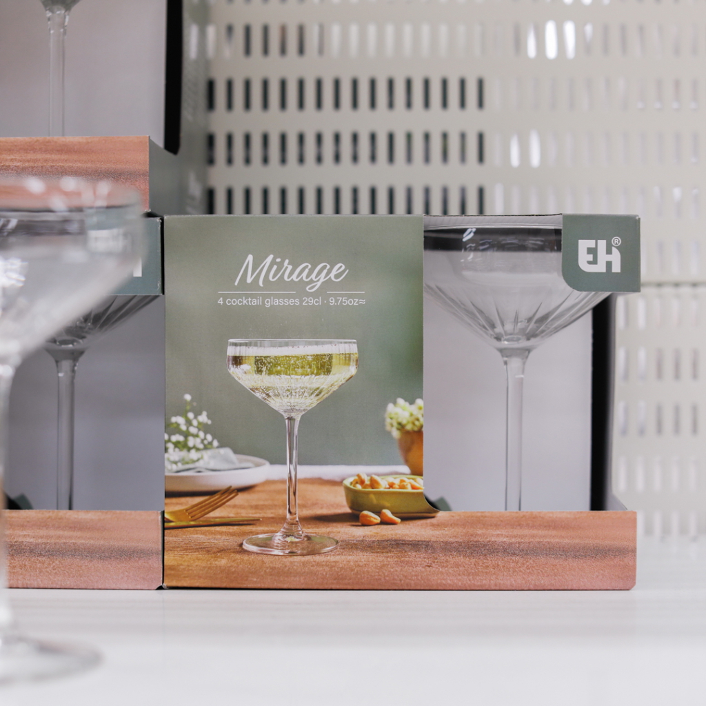 Förpackning med fyra cocktailglas i serien Mirage, varje glas rymmer 29 cl. Perfekt för servering av drinkar vid festliga tillfällen.