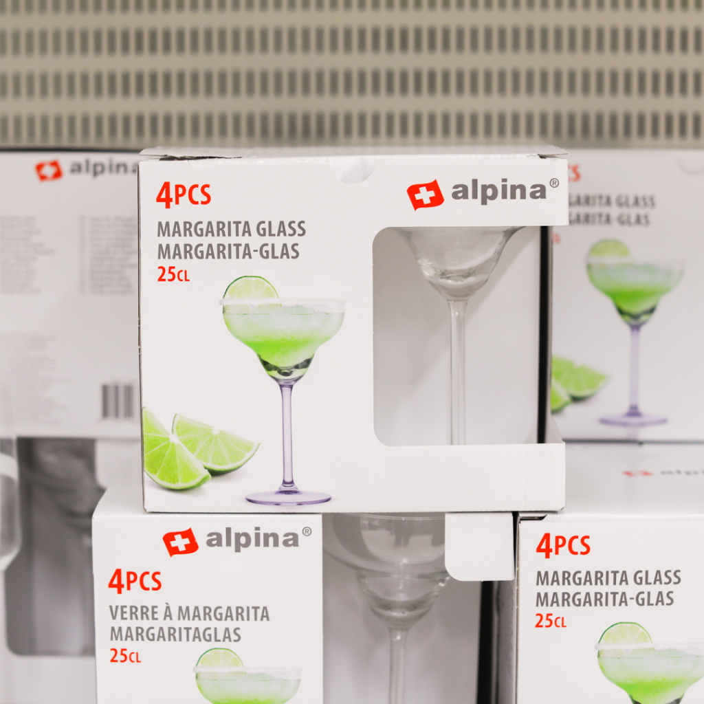 Förpackning med margaritaglas från Alpina, innehållande fyra glas på 25 cl, med illustration av en margarita och lime.