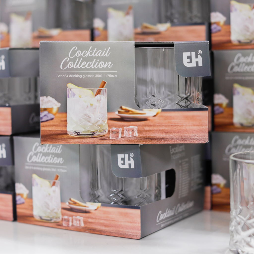 Set med fyra cocktailglas på 35 cl från EH, perfekt för servering av drinkar. Glasen har en elegant design och kommer i en stilren förpackning som gör dem till ett utmärkt val för både festliga tillfällen och vardagsbruk.