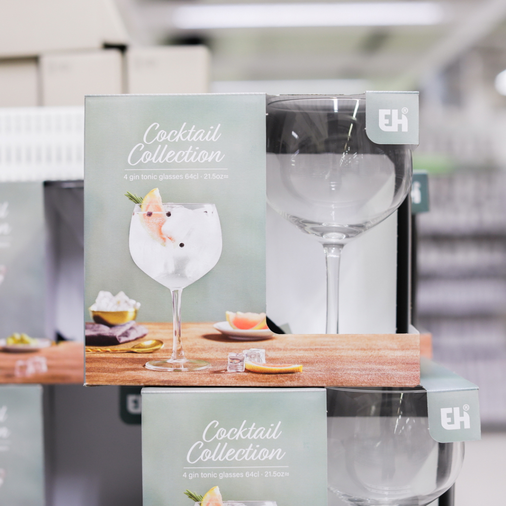 Förpackning med fyra gin och tonic-glas i Cocktail Collection, 64 cl (21,5 oz), med en stilren design och en bild av ett glas med gin och tonic.