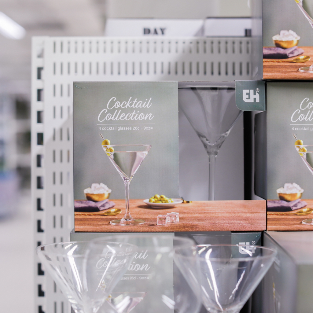 Förpackning med cocktailglas från Cocktail Collection, innehållande fyra glas på 26 cl, idealiska för cocktails och festliga tillfällen.