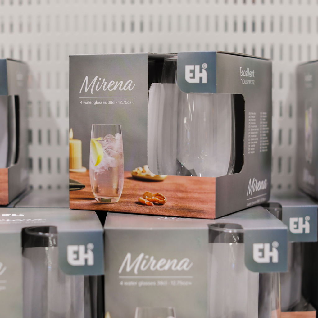 Förpackning med fyra vattenglas från Mirena, varje glas rymmer 38 cl. Designad för både vardagligt bruk och festliga tillfällen, med en elegant och modern stil. Perfekt för servering av kalla drycker.