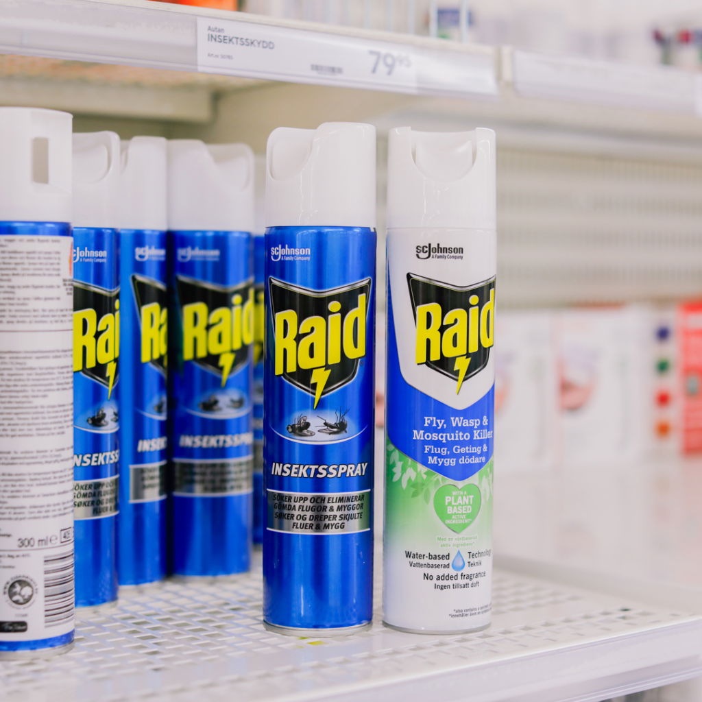 Bild av en hylla i en butik som visar olika typer av Raid insektspray, inklusive produkter för att döda flugor, getingar och myggor. Produkterna är i blå och vita burkar med tydlig märkning och information om användning.
