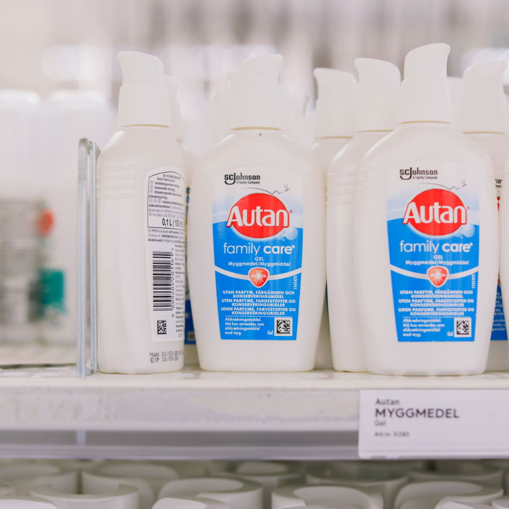 Autan family care gel myggmedel på hylla i butik, designad för att skydda mot myggor och insekter.