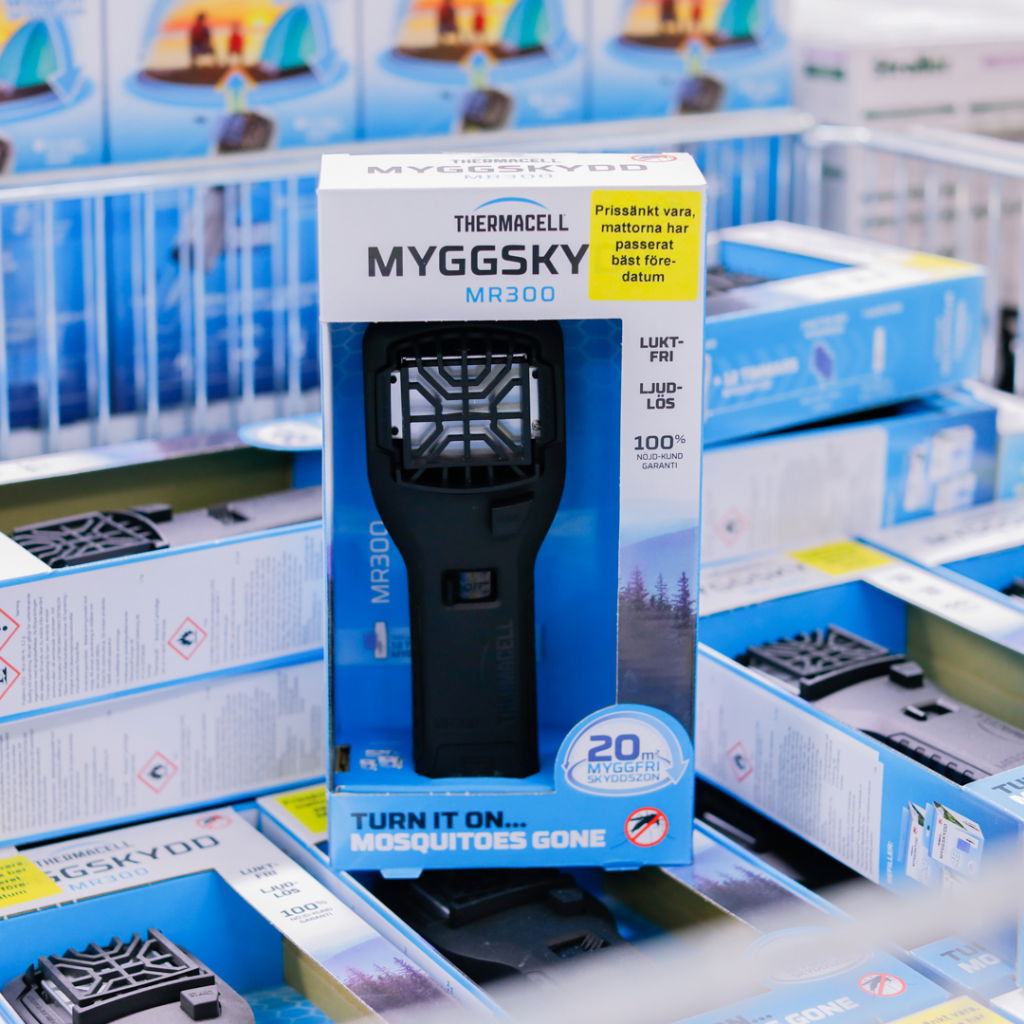 Thermacell MR300 myggskydd med luktfri och ljudlös funktion, designad för att skydda mot myggor upp till 20 m². Produkten syns i en butiksmiljö bland andra förpackningar.