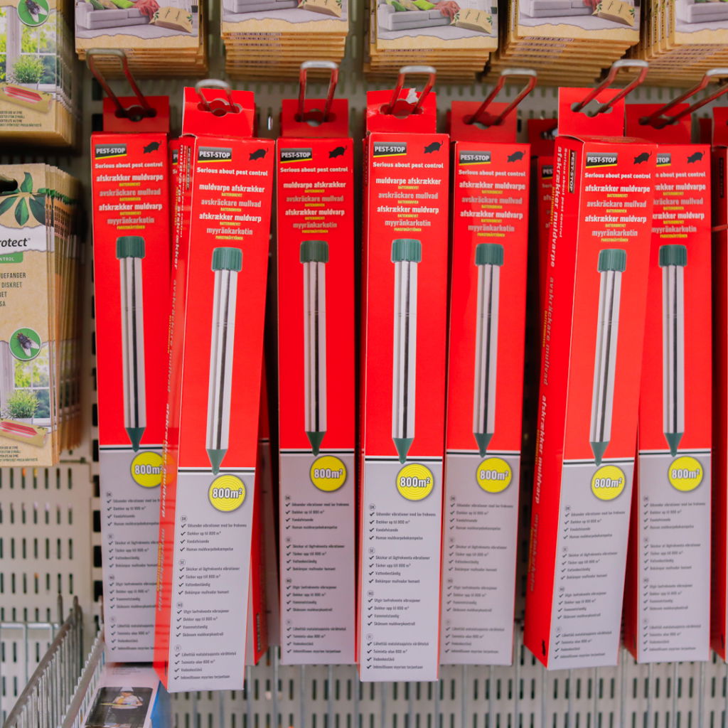Röd förpackning med skadedjursbekämpningsverktyg från Pest-Stop, designad för att bekämpa mullvad och myror. Varje enhet täcker upp till 800 m² och har detaljerad information på sidan.